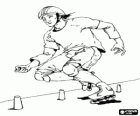Inline-Skater mit einer übung slalom