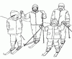 Familie mit zwei kindern skifahren