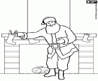 Weihnachtsmann  einsetzt der geschenke in die socken hängen vom kamin