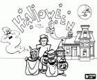 Kinder verkleidet als monster und hexen vor einem spukhaus mit geistern der Halloween-nacht