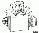 Weihnachts-geschenk-boxen mit einem Teddybären spähen aus einer der kisten und eine ball