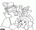 Kinder spielen mit Schneemann