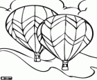 Ein paar Luftballons fliegen über die Berge