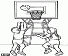 Kinder spielen Basketball, wirft den Ball in den Korb