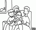 Familie auf dem Sofa sitzen mit einem Buch