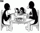 Pingu mit seinen Eltern am Tisch essen