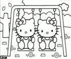 Hello Kitty und Mimmy in der Spielplatz-Schaukel