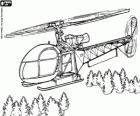 Ein leichter Hubschrauber fliegen über einem Wald