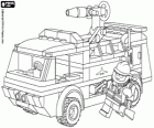 Ein kelines Feuerwehrauto und ein Feuerwehrmann aus Lego
