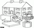 Ein paar Weihnachtsgeschenke, ein Puppen-Haus, eine Puppe und andere Geschenke zu öffnen