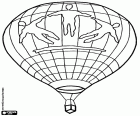 Einem Heißluftballon im Flug. Der Ballon ist mit drei menschlichen Figuren verziert.