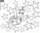 Der Sprung des Hundes Chase in Richtung der Sterne. Ein Paw Patrol Zeichen in der Weihnachtszeit