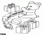 Paar Weihnachtsgeschenke. Ein Ball, eine Spielzeugeisenbahn, ein Teddybär und drei Geschenkboxen