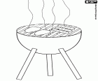 Ein paar Burger und drei Würstchen über dem Feuer des Grills