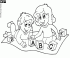 Die ruhige Spiele sind eine tolle Kindheit Aktivität. Kinder spielen mit Würfeln von Buchstaben auf einem Teppich