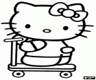 Hello Kitty spielt mit ihrem Tretroller
